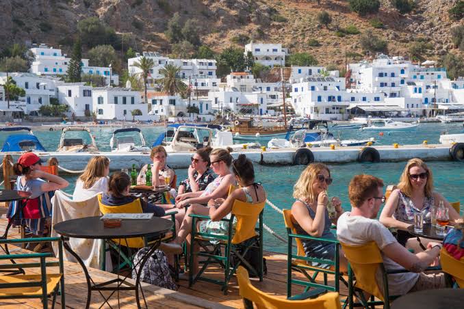 الشؤون الخارجية البريطانية تحذر من قضاء العطلة باليونان