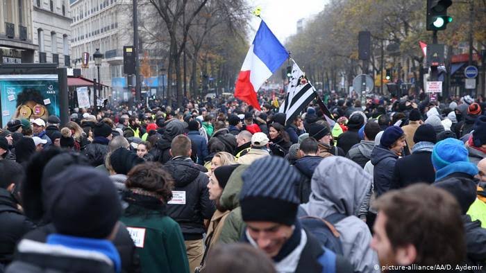 بسبب احتجاجات النقابات .. فرنسا ستشهد مزيدًا من اضطرابات السفر