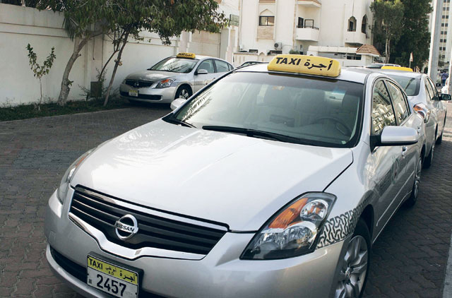 سيارات الأجرة في أبوظبي تمكن المعاملات غير النقدية للركاب